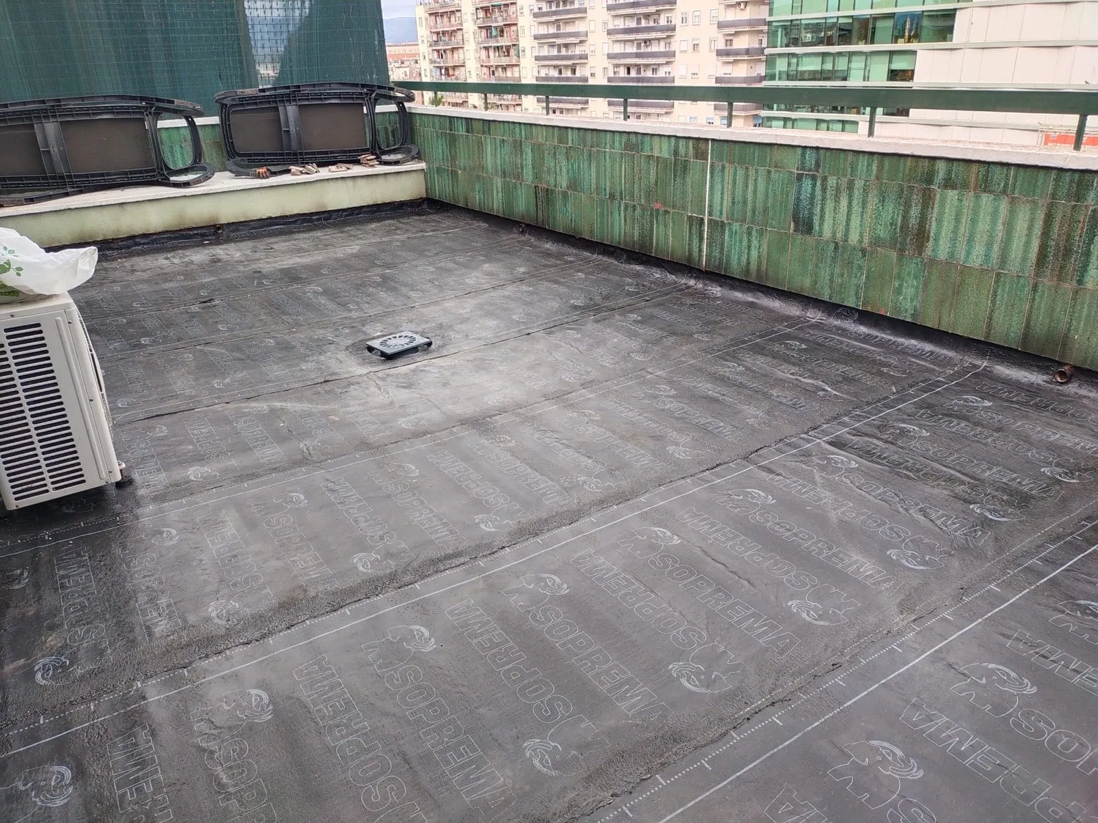 Impermeabilización de terraza con lámina asfáltica colocada antes del nuevo pavimento