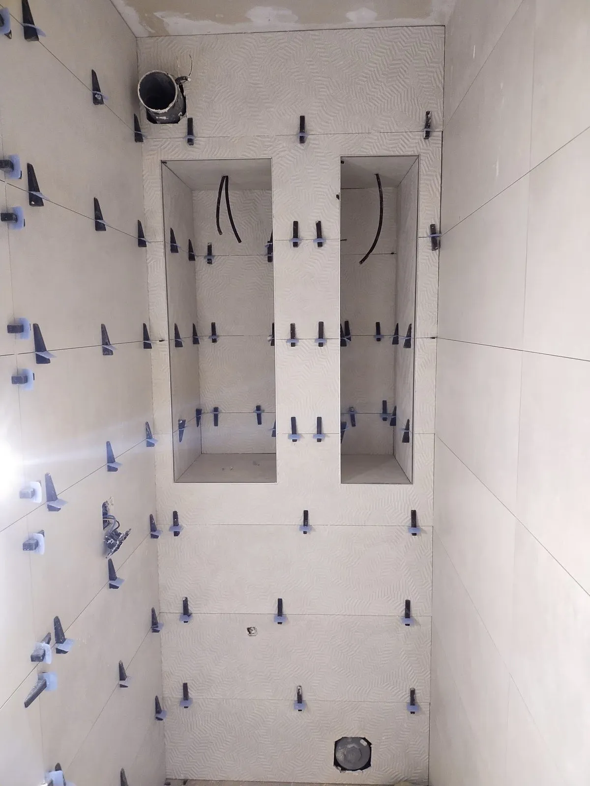 Reforma de baño en Tarragona con alicatado claro y dos hornacinas de obra en proceso