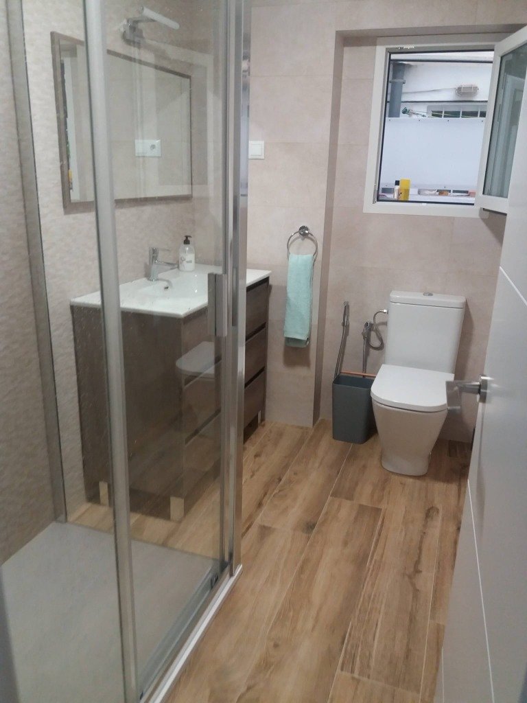 Baño moderno reformado en Tarragona con mármol natural y grifería de diseño