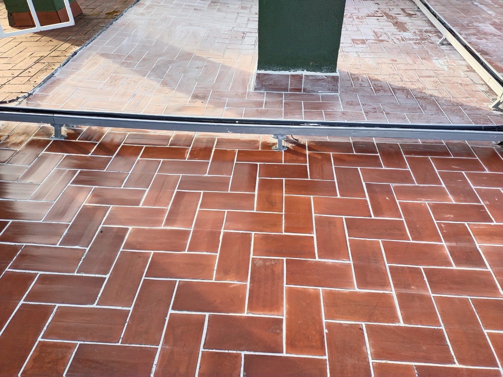 Detall de terra de terrassa amb rajola ceràmica color terracota acabada de col·locar